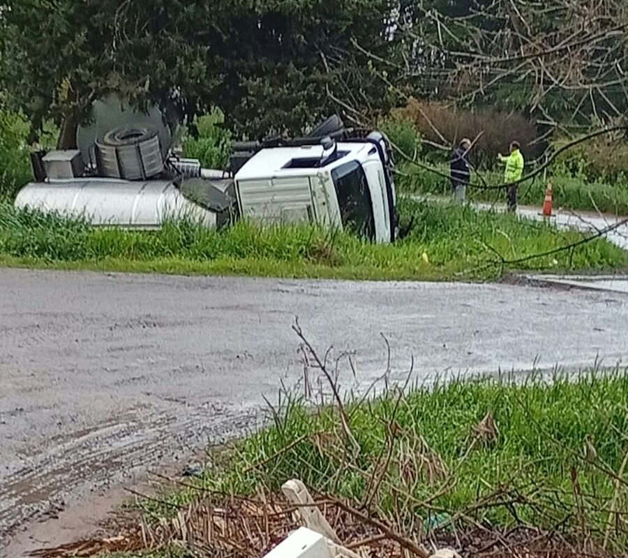 9 de Julio: un camión despistó y volcó en la Ruta 5 y el chofer fue hospitalizado
