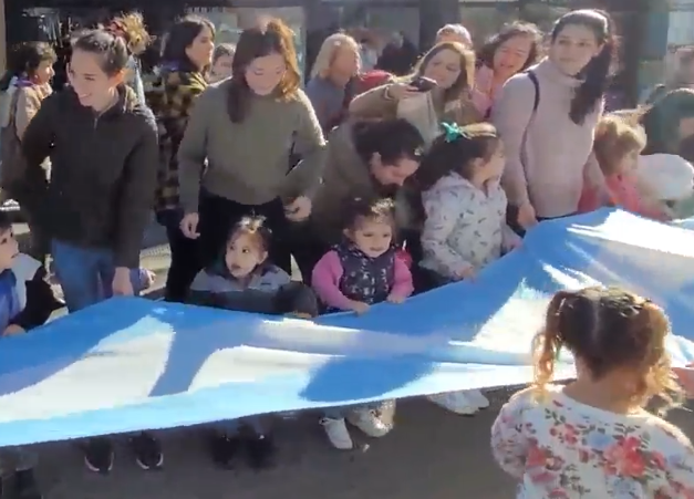El Jardín 912 desplegó una su bandera nacional superior a los 100 metros