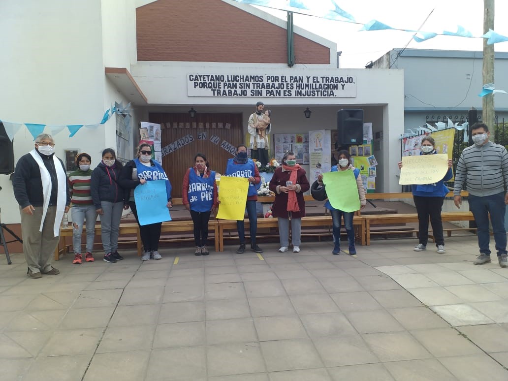 Barrios de Pie Chivilcoy

Pidieron a San Cayetano por “pan, tierra, techo,  trabajo y salud”