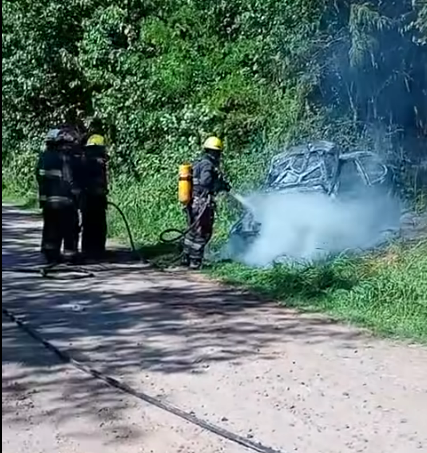 Vuelco con posterior incendio de un automóvil en la calle 544, vuelco de una camioneta en la Ruta Provincial 30 y despiste en la Ruta Nacional Nº 5