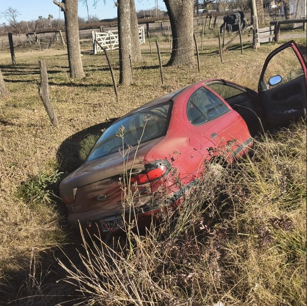 Vuelco del acoplado de un camión que viajaba cargado con pollos en la Ruta Nº 30 y despiste de un automóvil en la Ruta 43