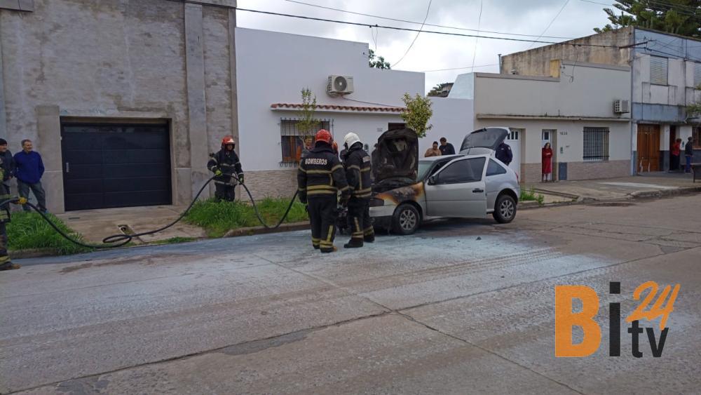Bragado: un auto sufrió un principio de incendio en la calle San Martín