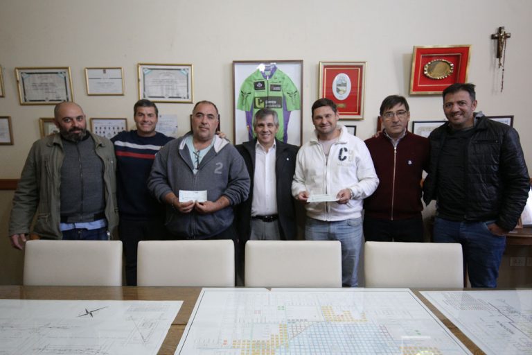 Ordenanza
El intendente entregó un aporte económico a los Clubes Florencio Varela y Gimnasia y Esgri