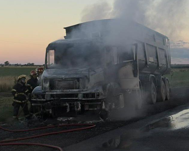 Un camión se incendió en la Ruta 30 y su conductor fue internado con quemaduras varias
