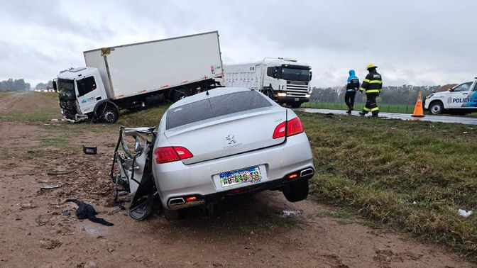 Un automóvil y un camión chocaron de manera frontal en la ruta 5 con el trágico saldo de una persona