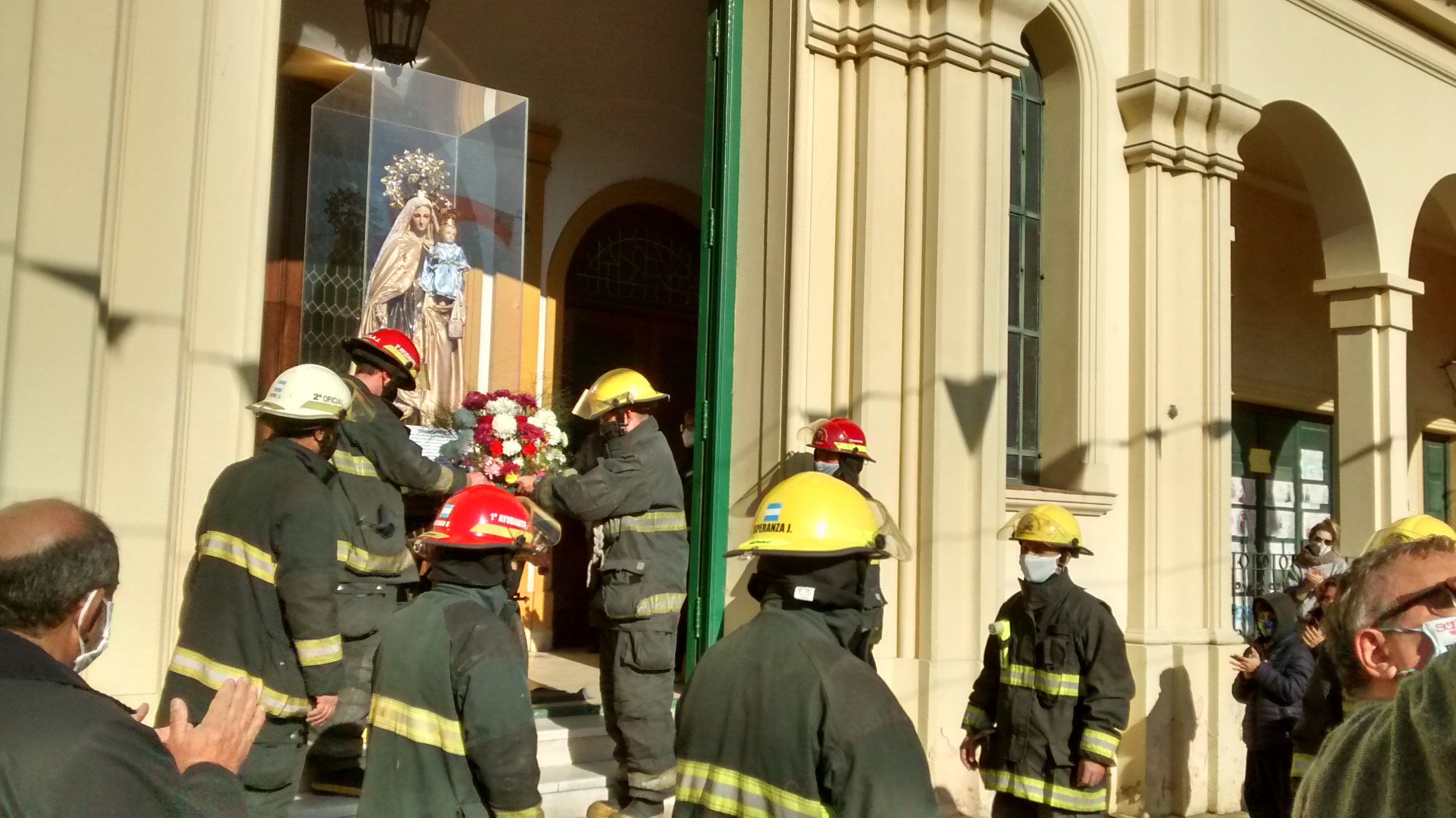 Padre Hernán Lucía
“Pedimos a la Virgen que sea presencia, que nos acompañe y fortalezca en este tie