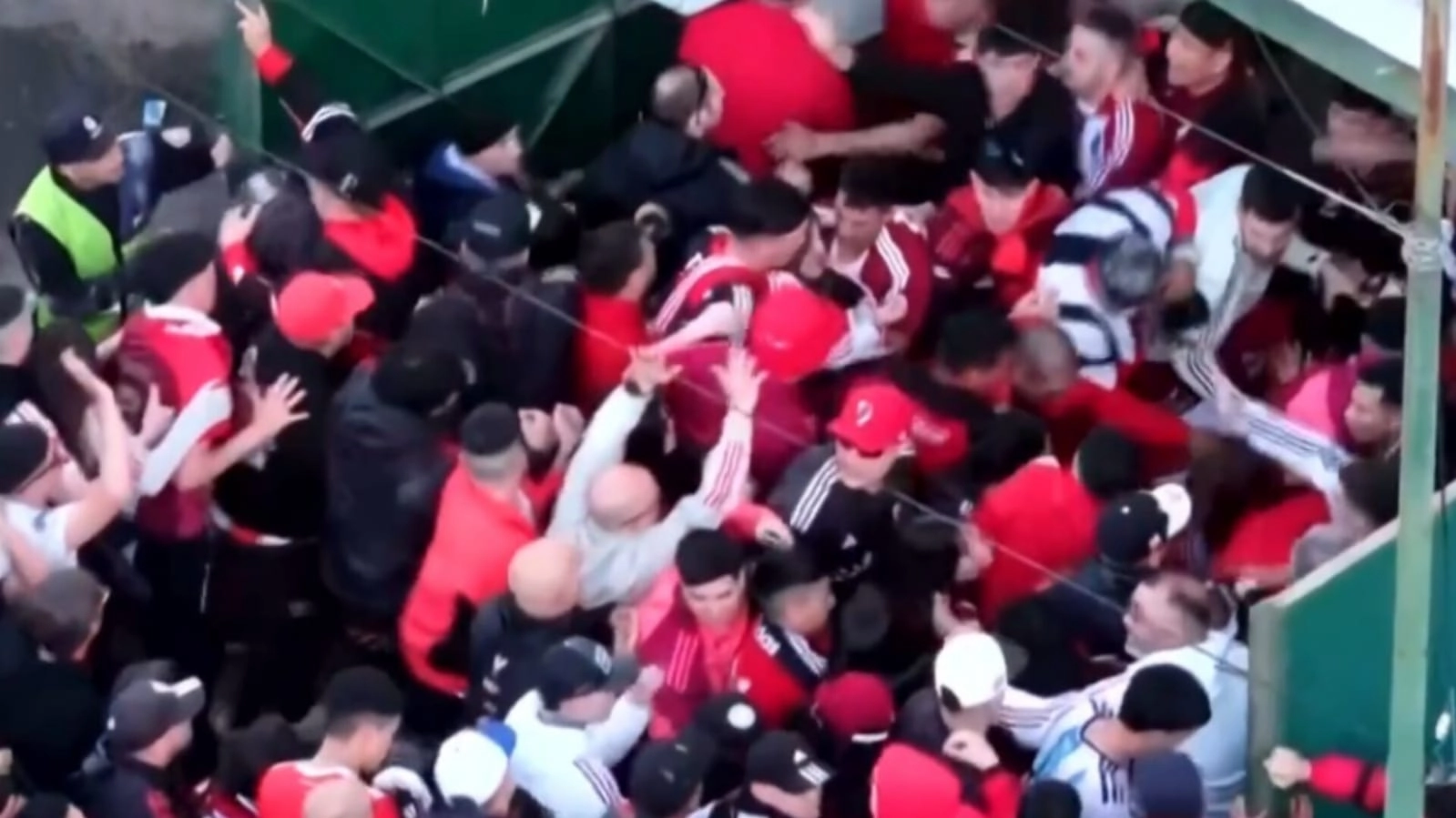 Junín: descontrol, corridas y gases en el ingreso de los hinchas de River al estadio Eva Perón