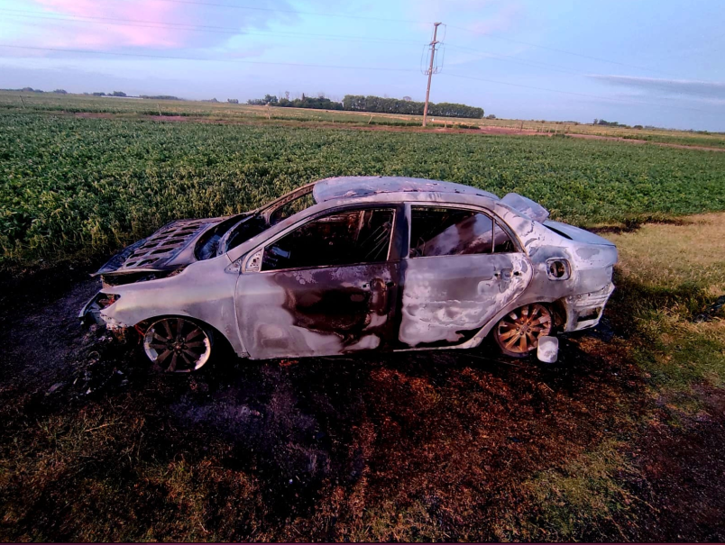 Otro incendio vehicular con pérdidas totales, esta vez el fuego se apoderó de un Toyota Corolla.