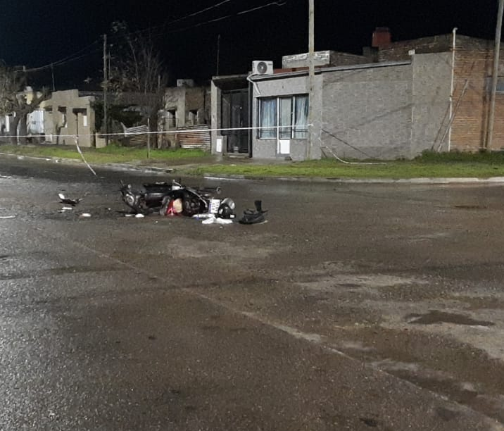 Un motociclista sufrió graves heridas luego de protagonizar una colisión con una camioneta en avenida Ortiz y Monteagudo.