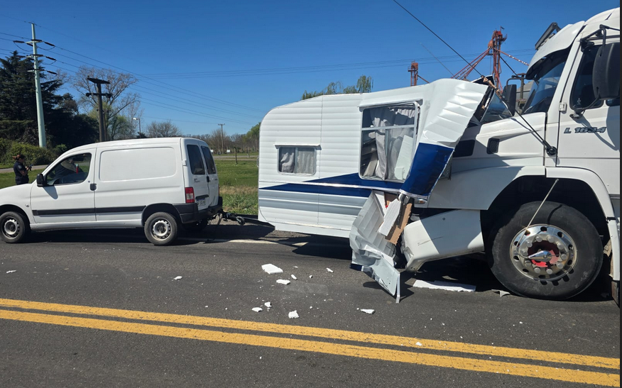 Choque por alcance y despiste: un camión impactó a un utilitario con casilla rodante y un automóvil   perdió el control para terminar en la zona de préstamo