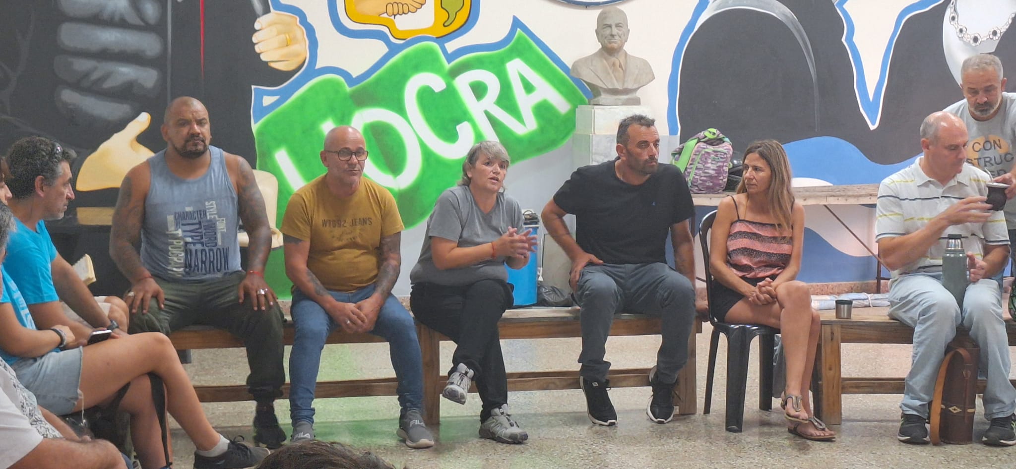 La Mesa Multisectorial Chivilcoy marcha en contra de la Ley Ómnibus y el DNU de Milei.