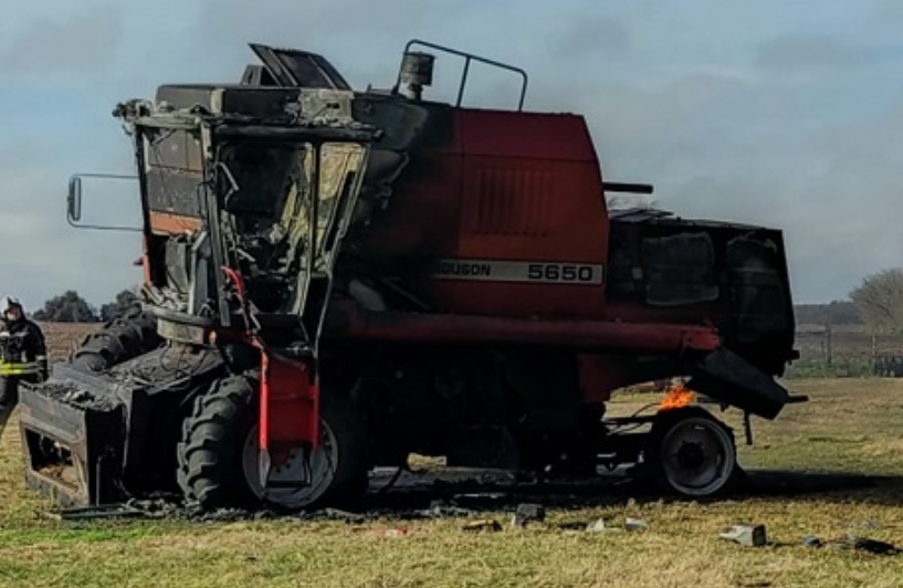 En las últimas horas: Incendio de una cosechadora y de un automóvil