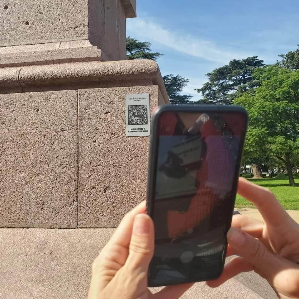 En menos de 24 horas de colocada, sustrajeron la placa QR del Monumento a Carlos Pellegrini.
