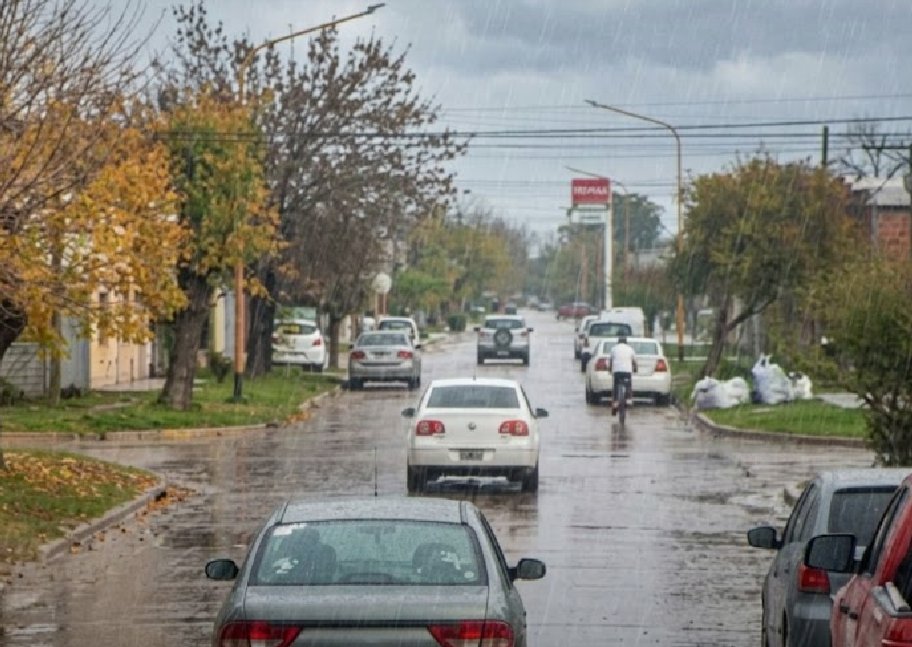 Chacabuco: colisión entre un auto y una moto durante la tarde de lluvia