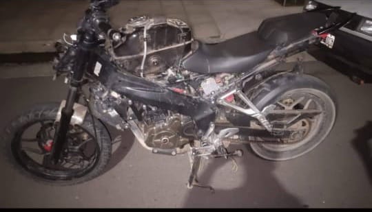 “La moto la terminan interceptando mis cuñados, mientras quienes la robaron paseaban como si nada por la plaza Moreno”