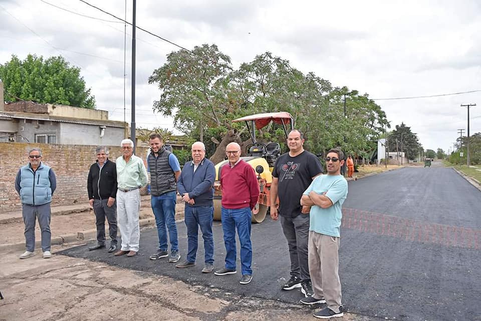 Inicio de la obra de asfalto que se está llevando a cabo, incluye 9 cuadras de asfalto y 7 de cordón
