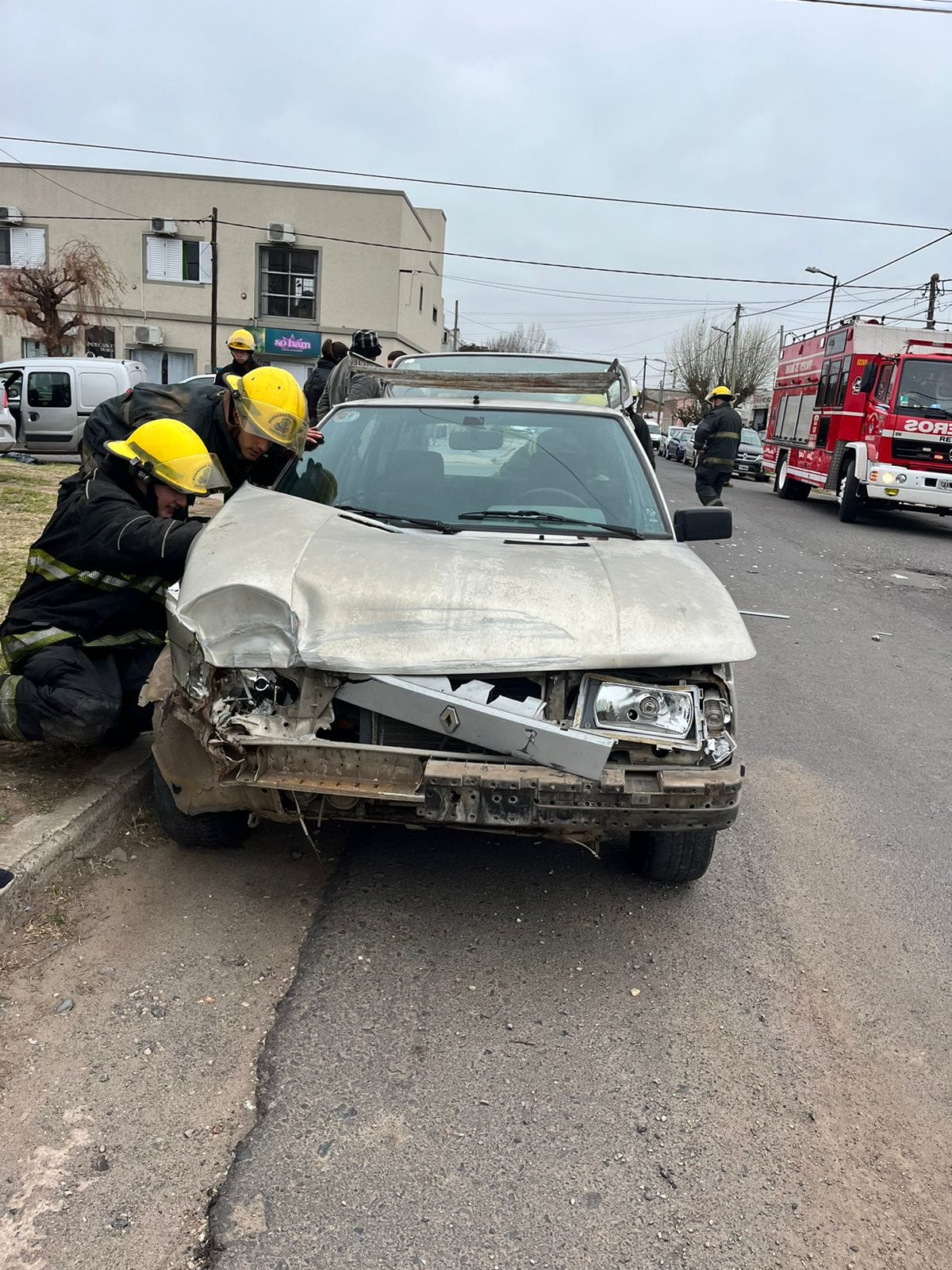 Colisión y posterior vuelco de una camioneta en la esquina de calles Bolívar y 28.
