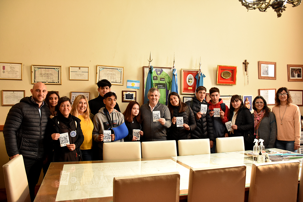 Colocaron pegatinas con el código QR para la lectura del alfabeto de Lengua de Señas en el Municipio