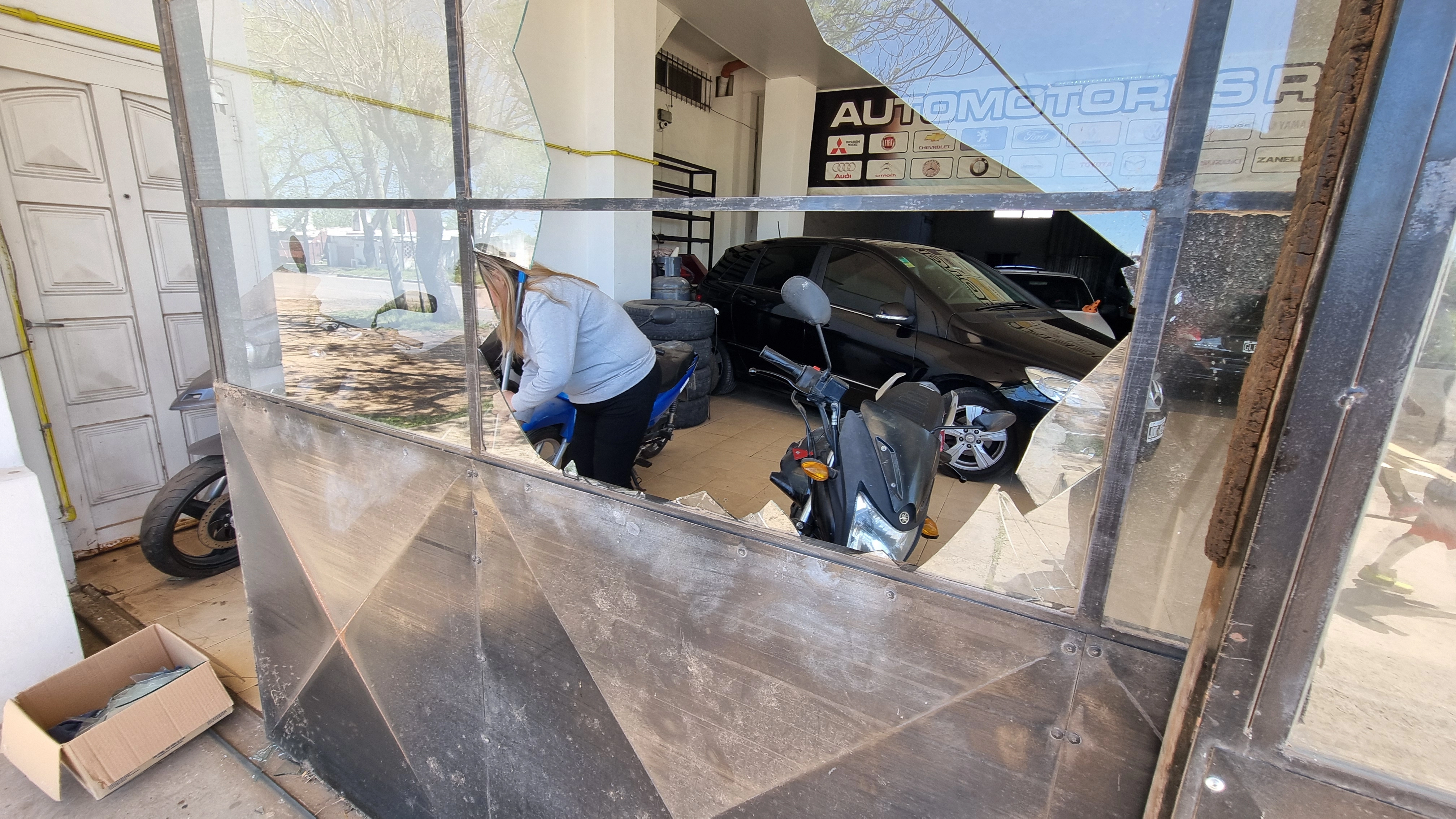 Chacabuco: destrozaron la vidriera de un comercio sobre la Ruta 188 para robar una moto
