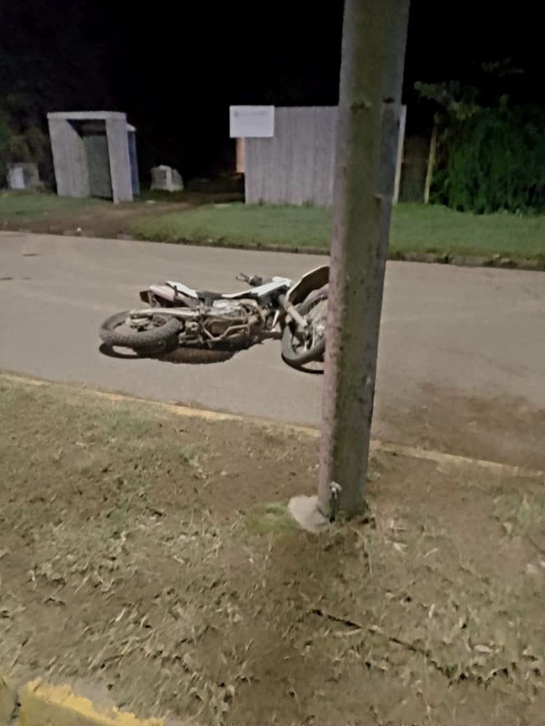 Chocaron en moto contra una columna: un joven falleció y una mujer se encuentra en grave estado.