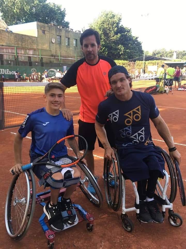 Matías D’Agosto junto al mejor tenista adaptado del mundo, Gustavo Fernández