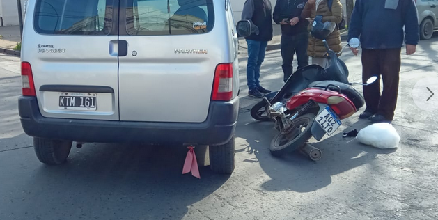 Choque entre dos vehículos en la zona céntrica de la ciudad