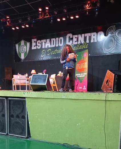 “No leer poesía es quedarse desprotegido ante lo que sucede adentro y fuera de las pantallas, sin lectura de poesía no hay comprensión de la realidad, sin poesía la vida sería un error”