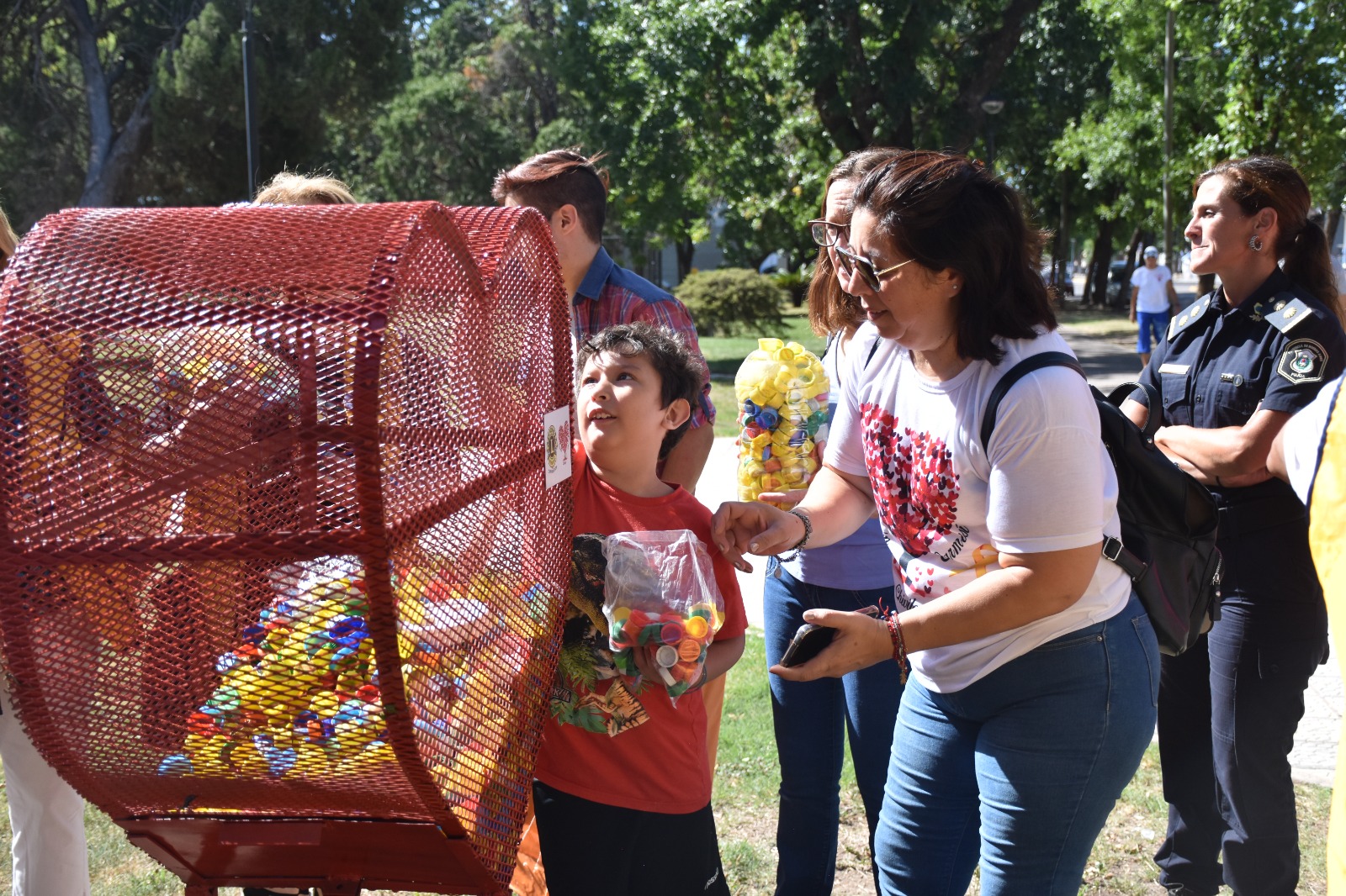 “La gente que asista, con el valor de la entrada, tiene que aportar un alimento no perecedero"