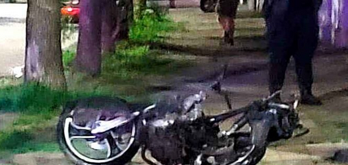 Incendio de automóvil y de motocicleta con daños totales