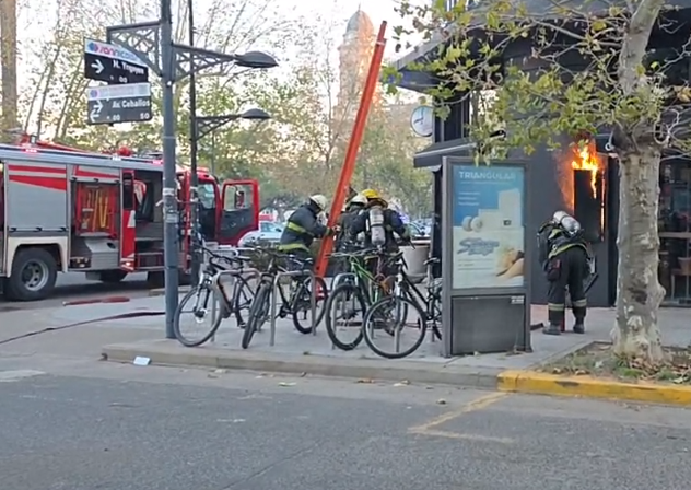 Bomberos convocados por dos incendios en viviendas y en el medidor de un comercio gastronómico.