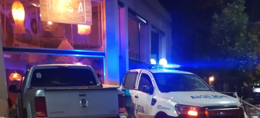 Chocaron una camioneta y un móvil policial, ambos vehículos terminaron sobre la vereda e impactando contra el frente de un local comercial