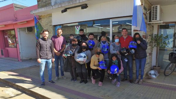 Se concretó la primera entrega de cascos protectores en la localidad de Moquehuá