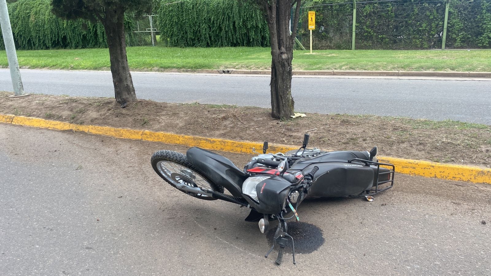 Falleció el conductor de una motocicleta que chocó contra un boulevard en Acceso ‘Eva Perón’