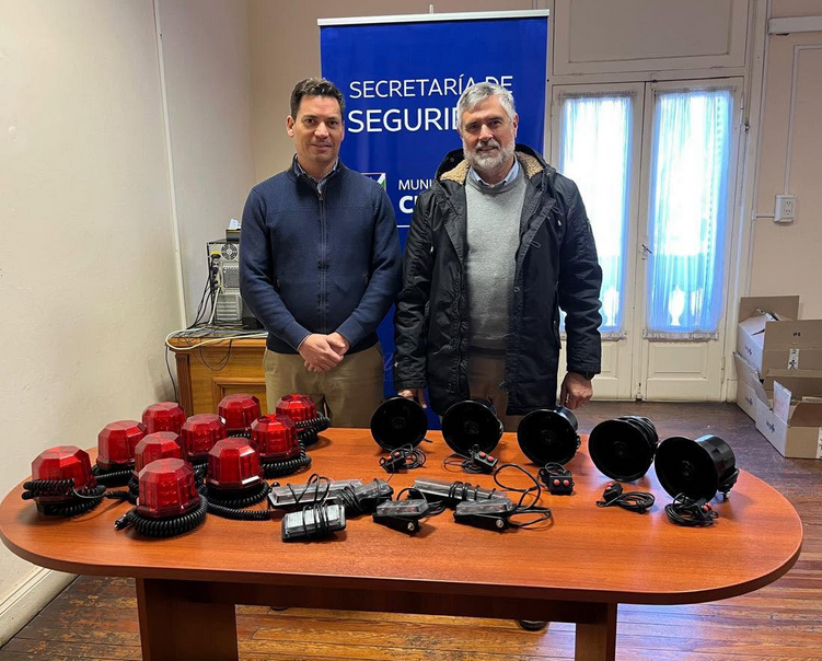 Nueva entrega de balizas y sirenas destinadas al Cuerpo Activo de Bomberos Voluntarios.