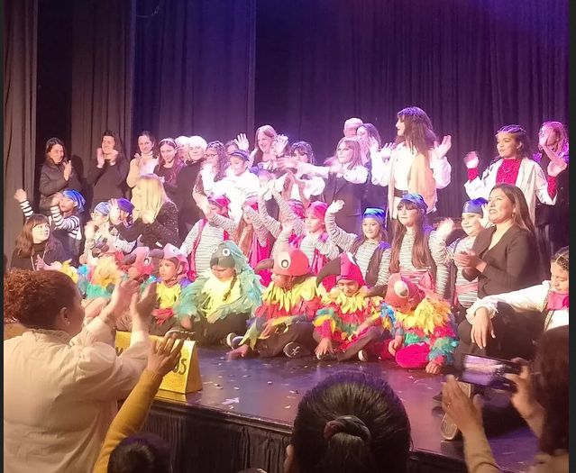El arte como puente solidario y transformador: la Escuela Primaria 40 en el Teatro El Chasqui con el equipo como verdadero tesoro