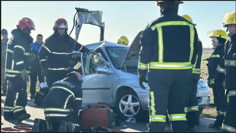 Violenta colisión de un automóvil contra un camión en la Ruta Nacional Nº 5.