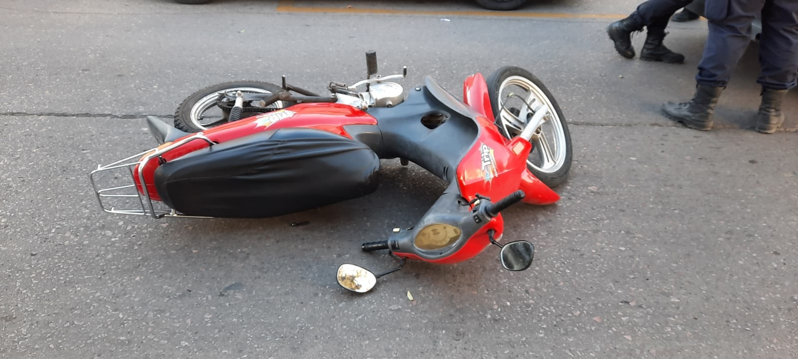 Choque entre un remise y un bombero que circulaba en moto rumbo al cuartel