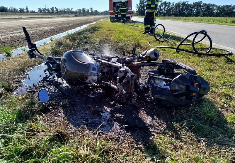Incendio de una motocicleta en la Ruta 5