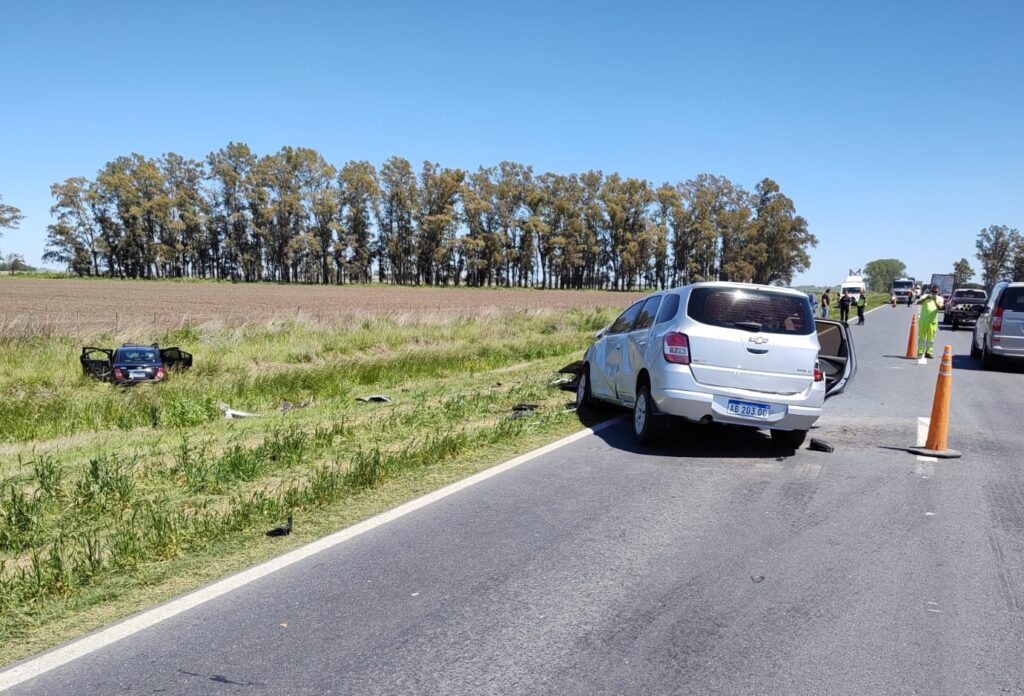 Varias personas resultaron heridas producto de un violento choque frontal entre dos vehículos