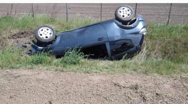 Volcó auto en camino vecinal en inmediaciones de Circuito Los Sauces