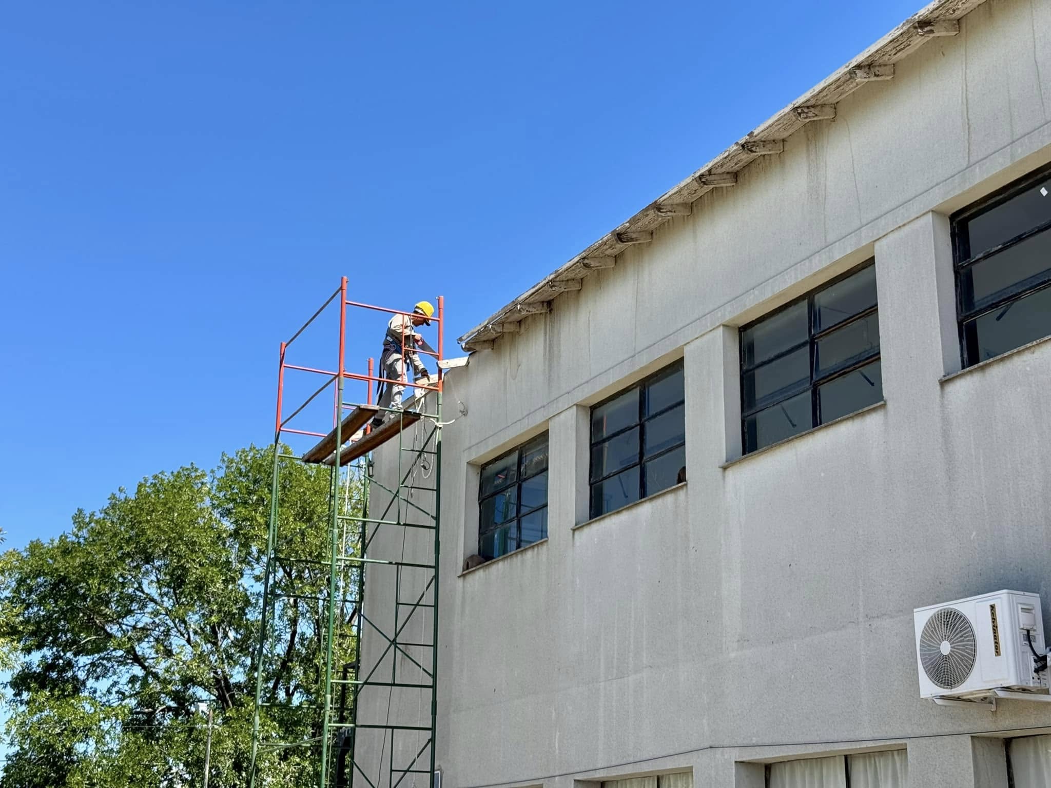 Comenzaron los trabajos de reparación del techo del Centro Universitario.
