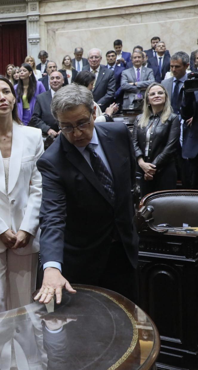 Eduardo Falcone recibió su Diploma y celebraron que, “Volvió el MID al Congreso!”