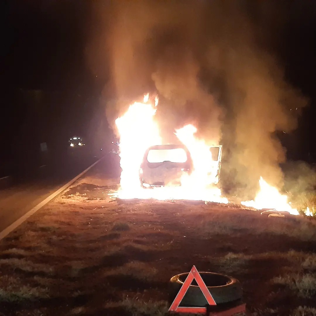 Incendio total de un automóvil que transitaba por la Ruta Nacional Nº 5