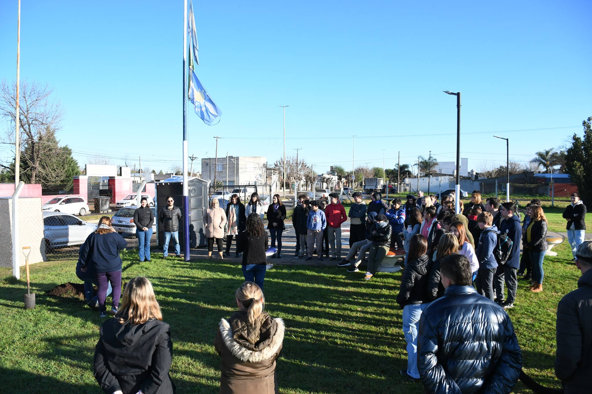 Alumnos de las Escuelas Secundarias N° 8 y N° 12 plantaron un árbol de araucaria en el Parque Cielos del Sur