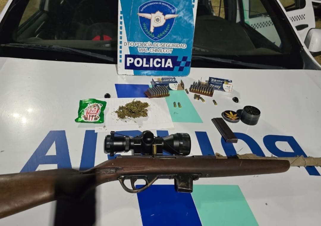Operativo de intercepción vehicular: Secuestro de arma de fuego y estupefacientes
