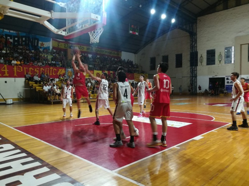 Básquet 
Colón cayó en San Nicolás pero tiene una chance más de llegar a play off
