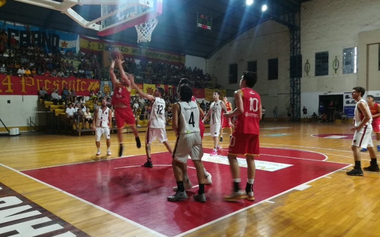 Básquet 
Colón cayó en San Nicolás pero tiene una chance más de llegar a play off