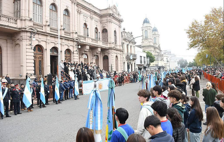 “Los hombres de mayo no se quedaron en su casa esperando a ver qué pasaba; se comprometieron, corrieron riesgos y así fundaron lo que hoy disfrutamos”, sostuvo De Lillo