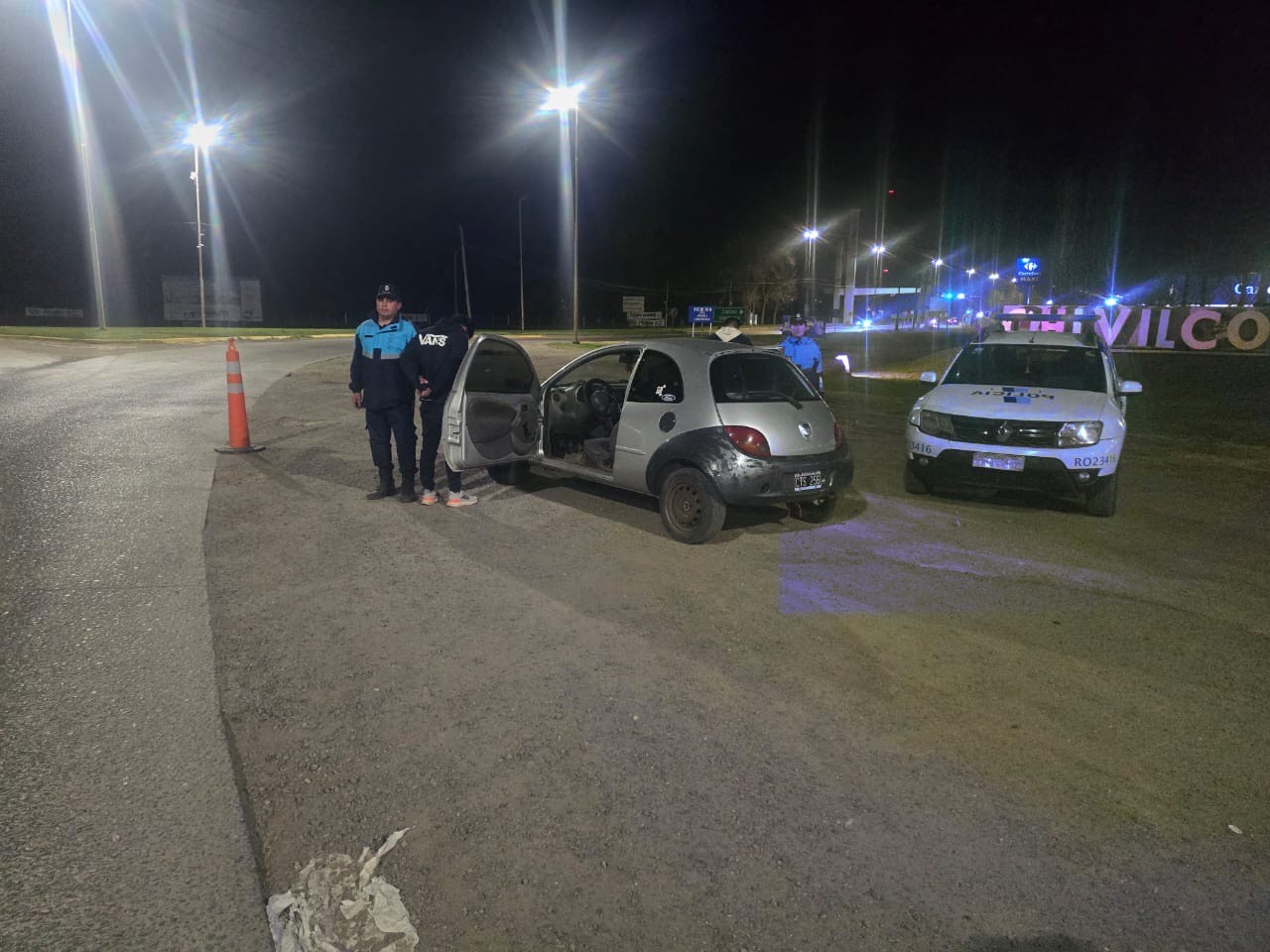 Prevención de delitos y controles en los accesos a la ciudad: Fueron interceptadas dos personas en un vehículo robado.