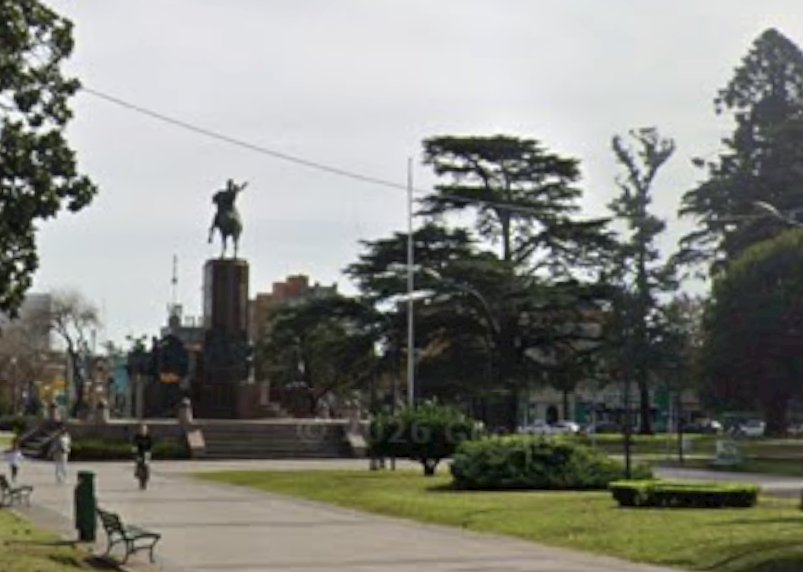 Chacabuco: demoraron a una mujer de 53 años tras un incidente con un cuchillo en la plaza San Martín